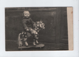 Carte Photo : Enfant Sur Un Cheval De Bois -( Jeu , Jouet ) - Jeux Et Jouets