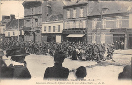 80-AMIENS- LA GRANDE GUERRE 1914/15, INFANTERIE ALLEMANDE DEFILANT DANS LES RUES D'AMIENS - Amiens