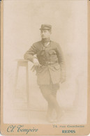 Cabinet : Portrait D'un Militaire Sous-lieutenant N°147 Sur Képi Par Tempère à Reims (1914) (BP) - Guerra, Militari
