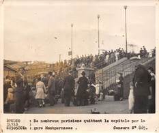 Photographie     Exode. De Nombreux Parisiens  Quittent La Capitale Par La Gare Montparnasse (voir Scan Et Commentaires) - Guerre, Militaire