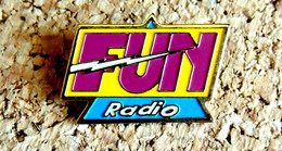 Pin's MEDIA TELE RADIO - FUN Radio FM  - Peint Cloisonné - Fabricant Inconnu - Médias