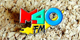 Pin's MEDIA TELE RADIO - M40 FM Radio - Peint Cloisonné - Fabricant Inconnu (au Verso 3615  M40) - Médias