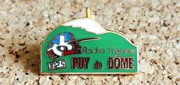 Pin's MEDIA TELE RADIO - Radio France PUY DE DÔME - EMAIL - Fabricant AUGIS FIA - Médias