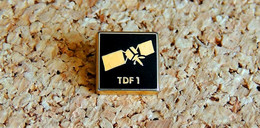 Pin's MEDIA TELE RADIO - Satellite TDF 1 émis Pour Le Lancement 1988 - EMAIL - Fabricant Inconnu - Médias