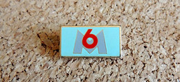 Pin's MEDIA TELE RADIO -  M6 Logo Fond Bleu - Métal Peint - Fabricant Inconnu - Médias