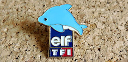 Pin's MEDIA TELE RADIO -  TF1 & Essence ELF Dauphin Bleu  - Peint Cloisonné - Fabricant Inconnu - Médias