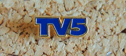 Pin's MEDIA TELE RADIO -  TV5 Logo  - Peint Cloisonné - Fabricant Inconnu - Médias