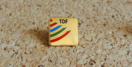 Pin's MEDIA TELE RADIO -  TDF Télé Diffusion De France Couleurs - EMAIL Métal Doré - Fabricant STARPIN'S - Médias