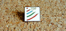 Pin's MEDIA TELE RADIO -  TDF Télé Diffusion De France Fond Blanc - EMAIL - Fabricant PRODERAM - Médias