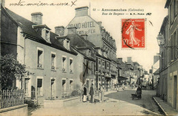 Arromanches * La Rue De Bayeux * Grand Hôtel Du Chemin De Fer - Arromanches