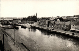 Port En Bessin - Le Bassin Et La Rue De Bayeux - Port-en-Bessin-Huppain