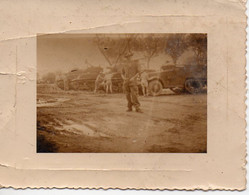 Photo Militaire Avec Autochenille Et Blindés En Arrière Plan - Guerre, Militaire