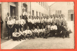ZMF-41 Photo De Groupe De Militaires à La Caserne De Colombier, Tampon Militaire 1920 - Colombier