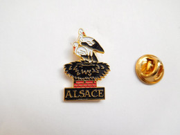 Superbe Pin's En Relief  , Oiseau Cigogne , Alsace - Animales