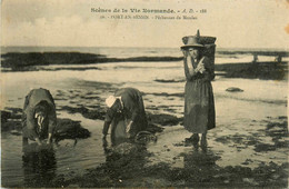 Port En Bessin * Les Pêcheuses De Moules * Pêche à Pied * Type Personnage Femmes Du Pays - Port-en-Bessin-Huppain