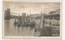 17 La Rochelle Sortie Du Port Voilier De Peche Bateau  Jeanne D'arc  Ed Bergevin 2502 - La Rochelle