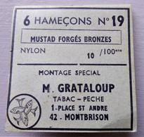 - Ancienne Pochette De 6 Hameçons N°19 - M Grataloup. Tabac Pêche - 42 Montbrison - Pochette Publicitaire - - Fischerei