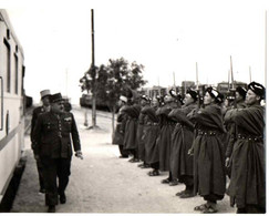 GUERRE ALGERIE. BERGUENT . 1951 .VISITE OFFICIELLE .ARRIVEE A LA GARE - Guerra, Militares