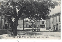 82 - LAFRANCAISE - Belle Vue Animée Peu Courante De La Place De La République , Mairie , Eglise , Ecole ( Militaire ) - Lafrancaise