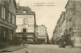 Honfleur * La Place Hamelin * Hôtel De La Paix Ernest VEDRINE * Commerces Magasins - Honfleur