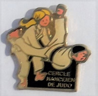 A119 Pin's CLUB Cercle Nancéien JUDO NANCY Pin'up Meurthe Moselle  Achat Immédiat - Judo