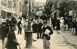 Trouville * La Rue De Paris Vers La Plage * Promeneurs - Trouville