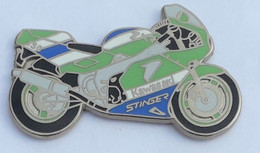 TT150 Pin's MOTO KAWASAKI STINGER Qualité Arthus Signé Locomobile Carter BLEU Achat Immédiat - Motos