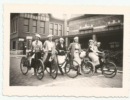 Photo Ancienne Juillet 1936 Genval Jolies Cyclistes Vélo Lieu à Identifier - Rixensart