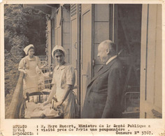 Photographie      Santé. Marc Rucart Ministre De La Santé Visite Une Pouponnière   (voir Scan Et Commentaires) - Sonstige & Ohne Zuordnung