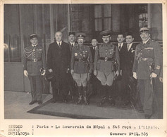 Photographie   Le Souverain Du Népal Reçu A L'Elysée .  (voir Scan Et Commentaires) - Ohne Zuordnung