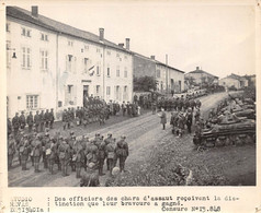 Photographie   Officiers De Chars D'assaut Recevant Une Distinction Pour Leur Bravoure  (voir Scan Et Commentaires) - Guerre, Militaire