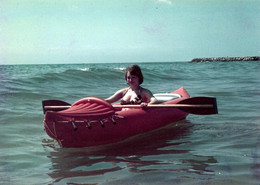Photo Couleur Originale Pin-Up En Maillot De Bain Et Sa Pagaie Double Dans Son Canoë Rouge Gonflable Vers 1970 - Boats