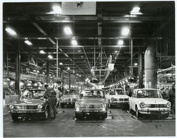 Aux Usines De Poissy.sortie Des Chaînes De Finition.les Simca 1300 Et Les Simca 1500 Sur Le " Toboggan ". - Automobiles