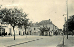 Doué La Fontaine * Carte Photo * Place * Café Hôtel Du Lion D'Or & Brasserie GIRARD * Pompe à Essence - Doue La Fontaine