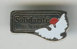 {67059} Pin's " Solidarité , Léo Lagrange " , Sans Attache - Associations