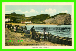 PERCÉ, QUÉBEC - LES PECHEURS ARRANGENT LEUR POISSONS - FISHERMEN - PECO - - Percé