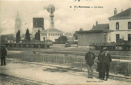 Marennes * Vue Sur La Gare * Wagons * Ligne Chemin De Fer Charente Maritime * éolienne * Cheminots - Marennes