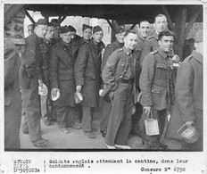 Photographie     Soldats Anglais Attendant La Cantine      (voir Scan Et Commentaires) - Oorlog, Militair