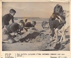 Photographie    Les Petits Garçons D'une Colonie Jouent Sur Une Plage    (voir Scan Et Commentaires) - Autres & Non Classés