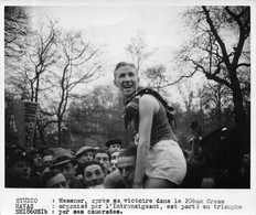 Photographie     Paris 19 Décembre  Cross De L'Intransigeant. Messner  Après Sa Victoire   (voir Scan Et Commentaires) - Sporten