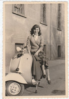 11531.  Fotografia Vintage Donna Femme Vespa 1957 Cane Agip A Sei Zampe - 10x7 - Autres