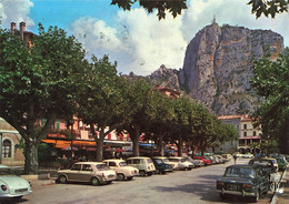 04 Castellane Notre Dame Du Roc Et La Place Voiture Automobile Peugot Renault Citroen 4L Dauphine DS Aronde Gordini - Castellane