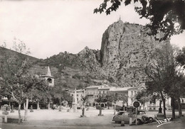 04 Castellane Notre Dame Du Roc Et La Place Voiture Automobile - Castellane