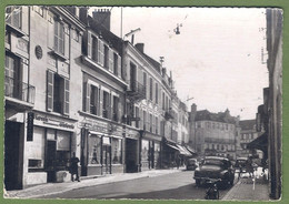 CPSM GF Rare - YONNE - AVALLON - RUE DE LYON VERS PLACE VAUBAN - Commerces, Restaurant, Publicités, Auto Renault Frégate - Avallon