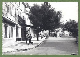 CPSM GF Vue Rare - VAUCLUSE - CADENET - PLACE D'ARCOLE - Animation, Commerces, Auto - Photo Tavernese Yvan - Cadenet