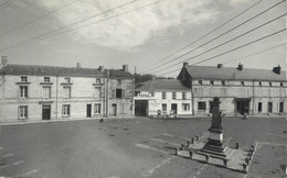 . CPSM FRANCE 86 "Lencloitre, La Place Et Le Monument Aux Morts" - Lencloitre