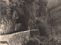 Photo Route De Montagne Avec Famille,dans Les Alpes, Format 18/24 Tirage Argentique Années 50 - Orte