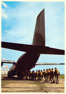 Vue Arrière D'un Avion Transall Durant L'Embarquement Des Soldats Parachutistes Carte Grand Format 12.5x17.5 Segalen 43 - Paracaidismo