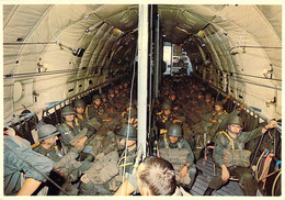 Vue Intérieure Des Soldats Parachutistes à Bord D' Un Transall C.160 Carte Grand Format 12.5x17.5 Segalen 83 - Parachutespringen