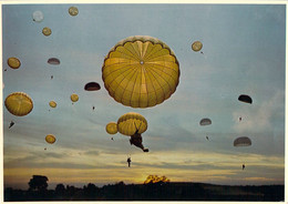 Arrivée Au Sol De Soldats Parachutistes Au Crépuscule Carte Géante 21x15 Segalen 161 - Parachutting